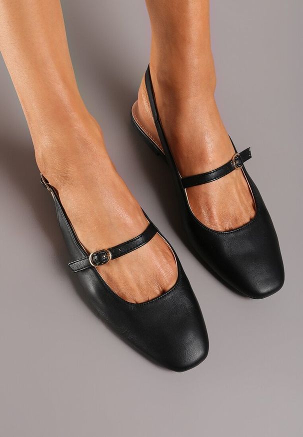 Born2be - Czarne Sandały Płaskie z Ekoskóry z Dwoma Paskami Zapinane na Sprzączkę Castalea. Zapięcie: pasek. Kolor: czarny. Wzór: paski. Obcas: na obcasie. Styl: klasyczny. Wysokość obcasa: niski