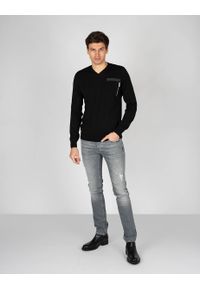 Les Hommes Sweter "V-neck" | LKK103-606U | Fit Jumper In Fine Gage Pocket With Zip | Mężczyzna | Czarny. Okazja: na co dzień. Typ kołnierza: dekolt w kształcie V. Kolor: czarny. Materiał: bawełna. Styl: casual