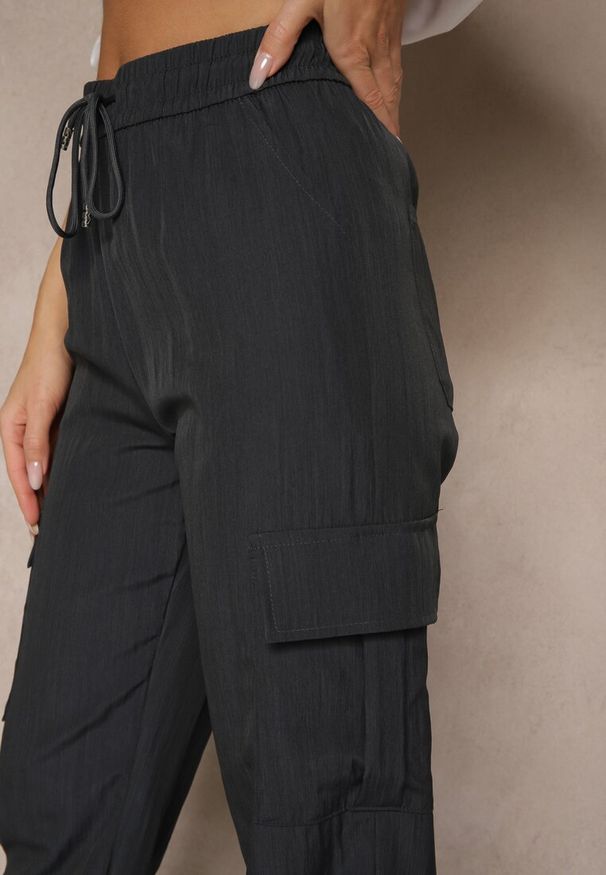 Renee - Granatowe Spodnie Cargo z Bawełną o Szerokim Kroju High Waist Mairiora. Okazja: na co dzień. Stan: podwyższony. Kolor: niebieski. Materiał: bawełna. Styl: casual