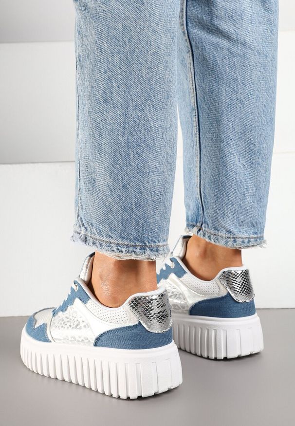 Renee - Niebiesko-Białe Sneakersy na Platformie z Tłoczeniami Zdobione Panterkowym Printem Herraza. Kolor: niebieski. Materiał: jeans. Wzór: nadruk, aplikacja. Obcas: na platformie