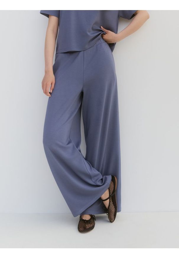 Reserved - Dresowe spodnie z modalem - jasnoniebieski. Kolor: niebieski. Materiał: dresówka