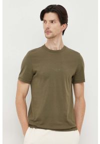 Guess t-shirt bawełniany kolor zielony z aplikacją. Kolor: zielony. Materiał: bawełna. Wzór: aplikacja. Styl: klasyczny
