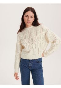 Reserved - Sweter z ozdobnym splotem - kremowy. Kolor: kremowy. Materiał: dzianina. Długość: krótkie. Wzór: ze splotem