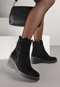 Born2be - Czarne Botki na Koturnie z Imitacji Zamszu Paurik. Okazja: na co dzień. Kolor: czarny. Materiał: zamsz. Wzór: aplikacja. Obcas: na koturnie. Styl: klasyczny, casual, elegancki #6