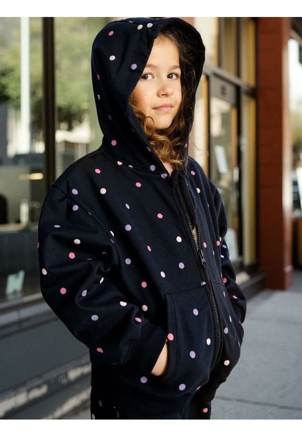 Sinsay - Bluza hoodie w kropki - czarny. Kolor: czarny. Wzór: kropki