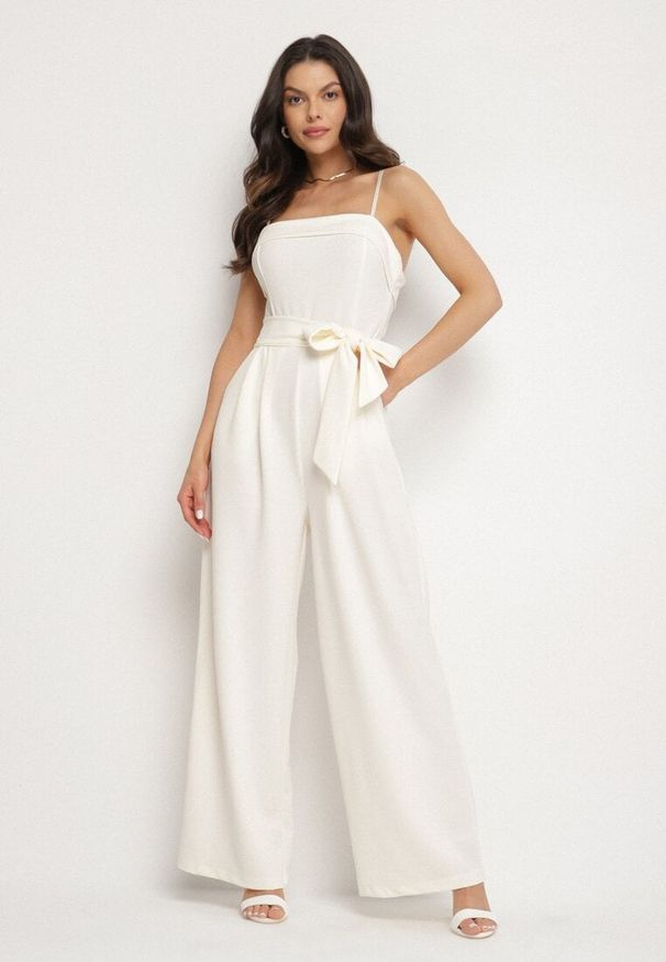 Born2be - Jasnobeżowy Kombinezon Ozdobiony Paskiem z Szerokimi Nogawkami Deolise. Kolor: beżowy. Długość rękawa: na ramiączkach. Wzór: aplikacja. Styl: elegancki