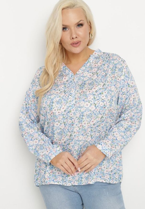Born2be - Niebieska Bluzka Wiskozowa w Kwiaty o Koszulowym Fasonie Vilozi. Okazja: na co dzień. Typ kołnierza: dekolt w kształcie V. Kolekcja: plus size. Kolor: niebieski. Długość: długie. Wzór: kwiaty. Materiał: wiskoza. Długość rękawa: długi rękaw. Styl: elegancki, casual