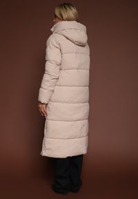 Renee - Jasnobeżowa Zimowa Kurtka z Pikowanymi Przeszyciami Kapturem i Bocznymi Napami Alarisse. Okazja: na imprezę, na co dzień. Kolor: beżowy. Materiał: jeans. Sezon: zima. Styl: casual #3