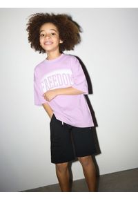 Reserved - Bawełniany t-shirt oversize - fioletowy. Kolor: fioletowy. Materiał: bawełna