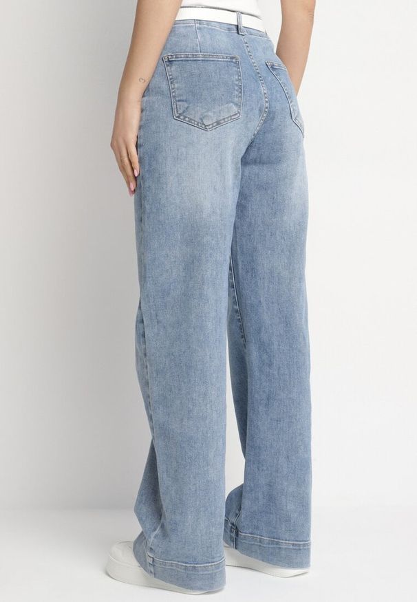 Born2be - Niebieskie Jeansy o Szerokim Kroju ze Wsuwanymi Kieszeniami z Przodu Deladwen. Okazja: na co dzień. Kolor: niebieski. Styl: retro, klasyczny, casual