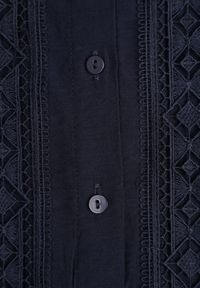 Renee - Granatowa Koszula ze Stójką i Koronką Phaeninca. Okazja: na co dzień. Typ kołnierza: kołnierzyk stójkowy. Kolor: niebieski. Materiał: koronka. Wzór: koronka. Styl: elegancki, casual #8