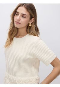 Reserved - Sweter z krótkim rękawem - kremowy. Kolor: kremowy. Materiał: dzianina, bawełna. Długość rękawa: krótki rękaw. Długość: krótkie