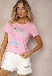Renee - Różowy T-shirt z Bawełny z Krótkim Rękawem i Ozdobnym Printem Saronea. Okazja: na co dzień. Kolor: różowy. Materiał: bawełna. Długość rękawa: krótki rękaw. Długość: krótkie. Wzór: nadruk. Styl: casual #5