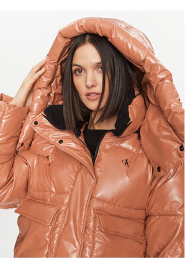 Calvin Klein Jeans Kurtka zimowa High Shine J20J221884 Pomarańczowy Oversize. Kolor: pomarańczowy. Materiał: syntetyk. Sezon: zima