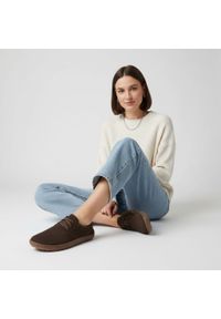 Półbuty damskie barefoot Armodo, cholewka ze skóry naturalnej zamszowej klasyczna sznurowana forma lekka elastyczna podeszwa zapewniająca komfort cod. Okazja: na co dzień. Kolor: brązowy. Materiał: zamsz, skóra. Szerokość cholewki: normalna. Styl: klasyczny #5