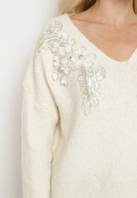 Born2be - Jasnobeżowy Sweter z Wełną Ozdobnymi Kwiatami 3D i Cekinami Yasimi. Okazja: na co dzień. Typ kołnierza: dekolt w kształcie V. Kolor: beżowy. Materiał: wełna. Wzór: kwiaty. Styl: klasyczny, casual, elegancki #5