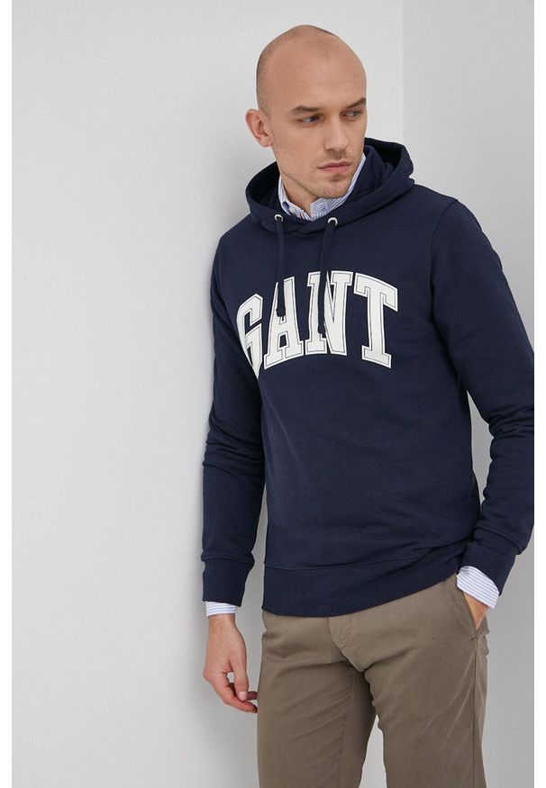 GANT - Gant Bluza męska kolor granatowy z kapturem z nadrukiem. Okazja: na co dzień. Typ kołnierza: kaptur. Kolor: niebieski. Materiał: dzianina. Wzór: nadruk. Styl: casual