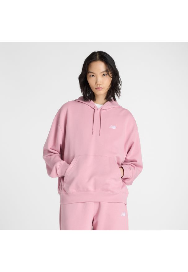 Bluza damska New Balance WT41507PTF – różowa. Okazja: na co dzień. Typ kołnierza: kaptur. Kolor: różowy. Materiał: bawełna, dresówka, poliester, prążkowany. Styl: casual, klasyczny