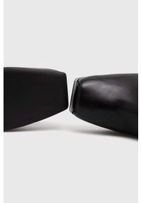 Karl Lagerfeld Jeans sztyblety skórzane STAK HEEL II damskie kolor czarny na słupku KLJ93140. Kolor: czarny. Materiał: skóra. Obcas: na słupku. Wysokość obcasa: średni #4