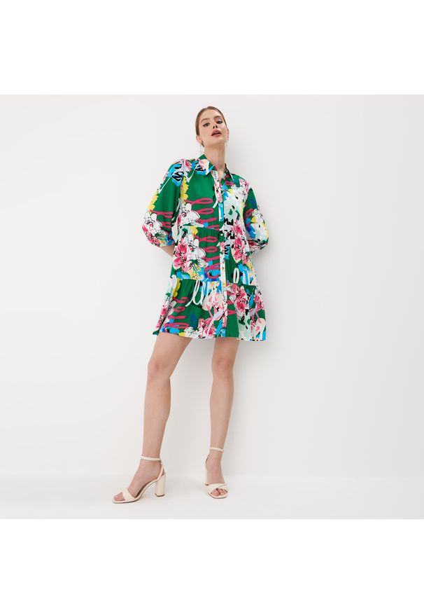 Mohito - Koszulowa sukienka mini we wzory - Zielony. Kolor: zielony. Typ sukienki: koszulowe. Długość: mini