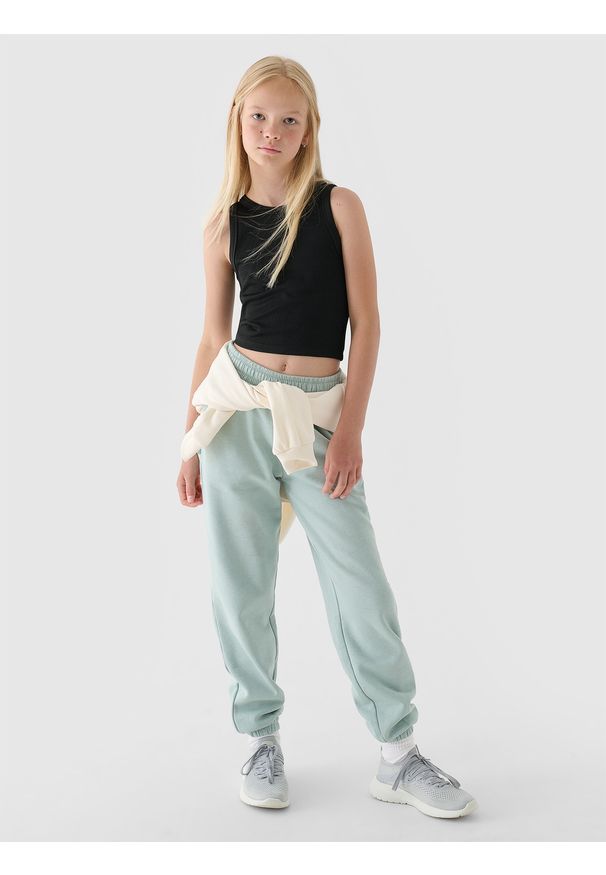 4f - 4F Crop top z prążkowanej dzianiny dziewczęcy - czarny 122 (6-7 lat). Okazja: na co dzień. Kolor: czarny. Materiał: dzianina, prążkowany. Długość rękawa: na ramiączkach. Sezon: lato. Styl: sportowy, casual
