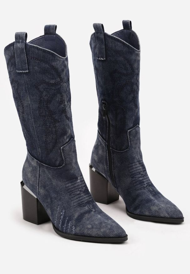 Renee - Granatowe Botki na Słupku w Stylu Kowbojek Ozdobione Haftem Laorina. Okazja: na co dzień. Kolor: niebieski. Materiał: jeans. Wzór: haft, aplikacja. Sezon: jesień. Obcas: na słupku. Styl: casual. Wysokość obcasa: średni