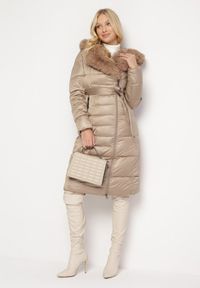 Born2be - Beżowa Pikowana Kurtka za Kolano z Ozdobnym Futerkiem Velveti. Kolor: beżowy. Materiał: futro. Wzór: aplikacja #2