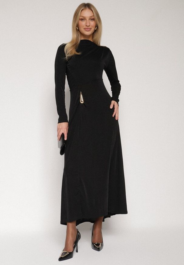 Born2be - Czarna Koktajlowa Sukienka Ozdobiona Metaliczną Aplikacją i Marszczeniem z Boku Retima. Kolor: czarny. Wzór: aplikacja. Styl: wizytowy