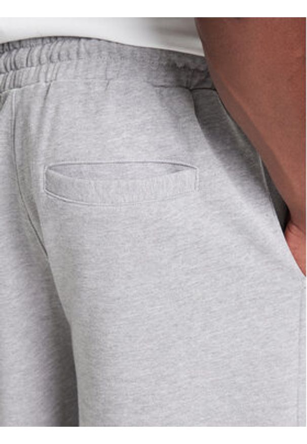 United Colors of Benetton - United Colors Of Benetton Szorty sportowe 342ZU900X Szary Regular Fit. Kolor: szary. Materiał: bawełna. Styl: sportowy