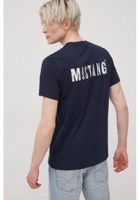 Mustang t-shirt bawełniany kolor granatowy z nadrukiem. Kolor: niebieski. Materiał: bawełna. Wzór: nadruk