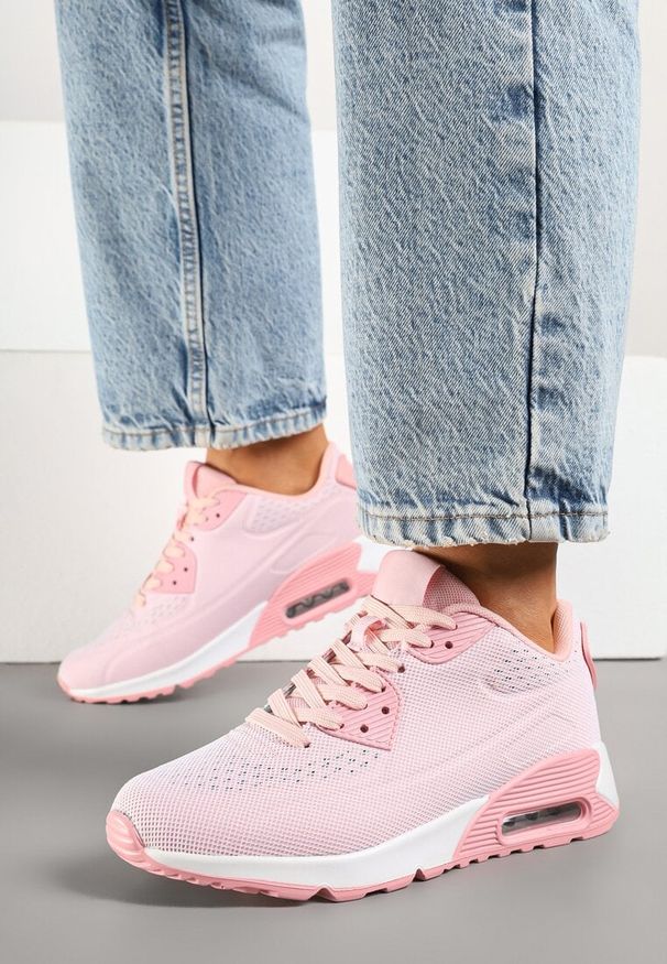 Renee - Różowe Buty Sportowe Sneakersy Ozdobione Przezroczystą Wstawką Zalitea. Okazja: na co dzień. Zapięcie: sznurówki. Kolor: różowy. Materiał: jeans. Wzór: aplikacja