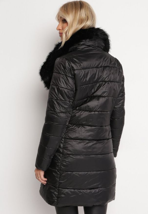 Born2be - Czarna Kurtka Pikowana z Szerokim Futrzanym Kołnierzem Jabliona. Kolor: czarny. Materiał: futro. Sezon: zima