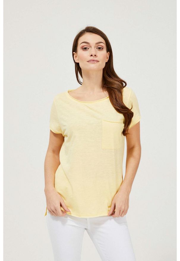 MOODO - T-shirt basic z kieszonką. Materiał: bawełna. Długość rękawa: krótki rękaw. Długość: krótkie. Wzór: gładki
