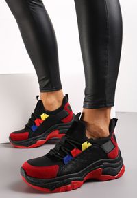Renee - Czarno-Czerwone Sneakersy z Grubą Podeszwą z Kolorowym Sznurowaniem Soloi. Kolor: czerwony. Wzór: kolorowy