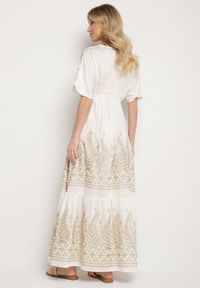 Born2be - Biała Kopertowa Sukienka z Wiskozy Ozdobiona Frędzlami Redare. Okazja: na co dzień. Typ kołnierza: dekolt w serek. Kolor: biały. Materiał: wiskoza. Wzór: aplikacja. Typ sukienki: kopertowe. Styl: casual, klasyczny, boho #7