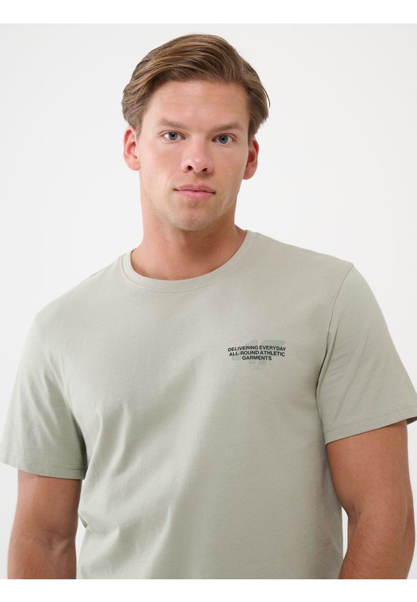 4f - 4F T-shirt regular z nadrukiem męski - oliwkowy/khaki S. Okazja: na co dzień. Kolor: oliwkowy, wielokolorowy, brązowy. Materiał: jersey, bawełna, dzianina. Długość rękawa: krótki rękaw. Długość: krótkie. Wzór: nadruk. Styl: sportowy, klasyczny, casual