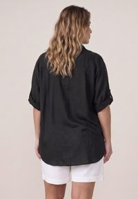 Born2be - Czarna Koszula z Bawełną na Lato w Stylu Boho Ozdobiona Koronką Cinnamis. Okazja: na co dzień. Kolor: czarny. Materiał: bawełna, koronka. Wzór: aplikacja, koronka. Sezon: lato. Styl: boho #5