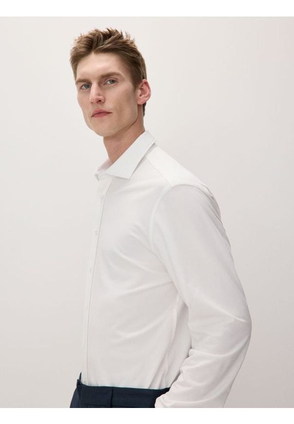 Reserved - Dzianinowa koszula slim fit - biały. Kolor: biały. Materiał: dzianina
