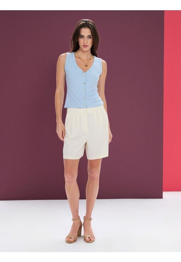 Sinsay - Szorty z zakładkami z domieszką wiskozy - kremowy. Kolor: kremowy. Materiał: wiskoza