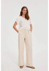 MOODO - Spodnie z paskiem beżowe. Kolor: beżowy. Materiał: poliester, elastan #1