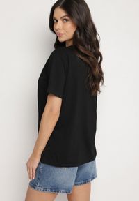 Born2be - Czarny T-shirt z Bawełny z Aplikacją z Cyrkoniami Deraine. Okazja: na co dzień. Kolor: czarny. Materiał: bawełna. Wzór: aplikacja. Styl: klasyczny, elegancki, casual #5
