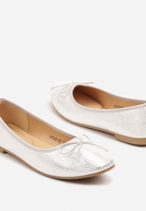 Born2be - Srebrne Balerinki Vices z Kokardką i Tłoczeniem Imitującym Skórę Węża Mirtewi. Kolor: srebrny. Materiał: skóra. Styl: elegancki