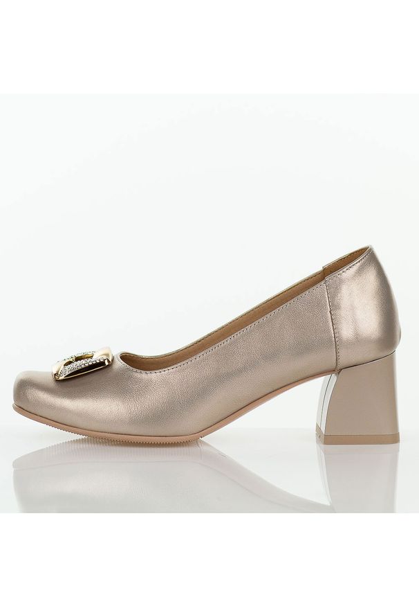 DEONI - Złote B skórzane Polskie czółenka damskie Deoni D667. Okazja: na spotkanie biznesowe. Nosek buta: okrągły. Zapięcie: bez zapięcia. Kolor: złoty. Szerokość cholewki: normalna. Materiał: skóra. Sezon: wiosna, lato. Obcas: na obcasie. Styl: biznesowy, elegancki, klasyczny. Wysokość obcasa: średni