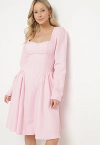 Born2be - Różowa Rozkloszowana Sukienka z Usztywnianymi Miseczkami Tillimara. Kolor: różowy. Typ sukienki: dopasowane #1