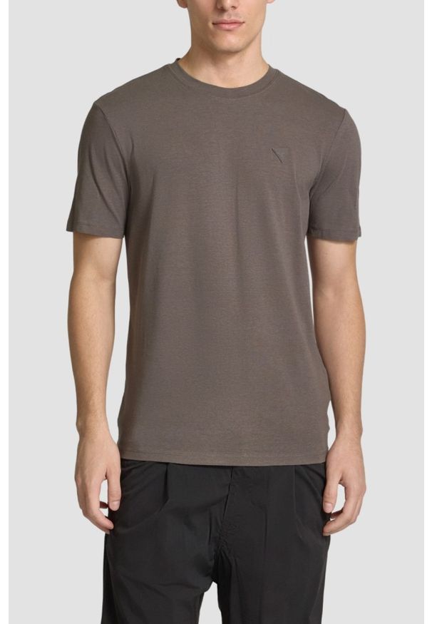 Guess - GUESS Brązowy t-shirt męski Hedley. Kolor: brązowy