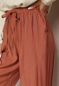 Renee - Ciemnoróżowe Spodnie Materiałowe z Marszczoną Gumką Pimpernel. Kolor: różowy. Materiał: materiał #4