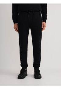 Reserved - Bawełniane spodnie dresowe - czarny. Kolor: czarny. Materiał: bawełna, dresówka #1
