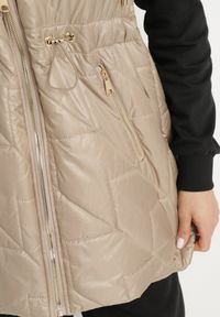 Born2be - Beżowa Kamizelka Pikowana z Nieodpinanym Kapturem Lisandora. Okazja: na spacer. Kolor: beżowy. Sezon: wiosna. Styl: klasyczny #7