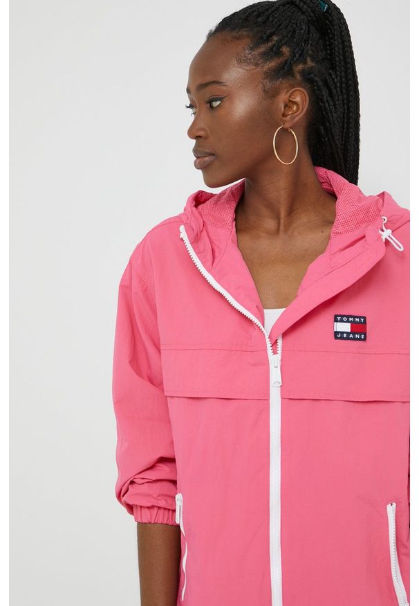 Tommy Jeans kurtka damska kolor różowy przejściowa oversize. Kolor: różowy. Materiał: poliamid