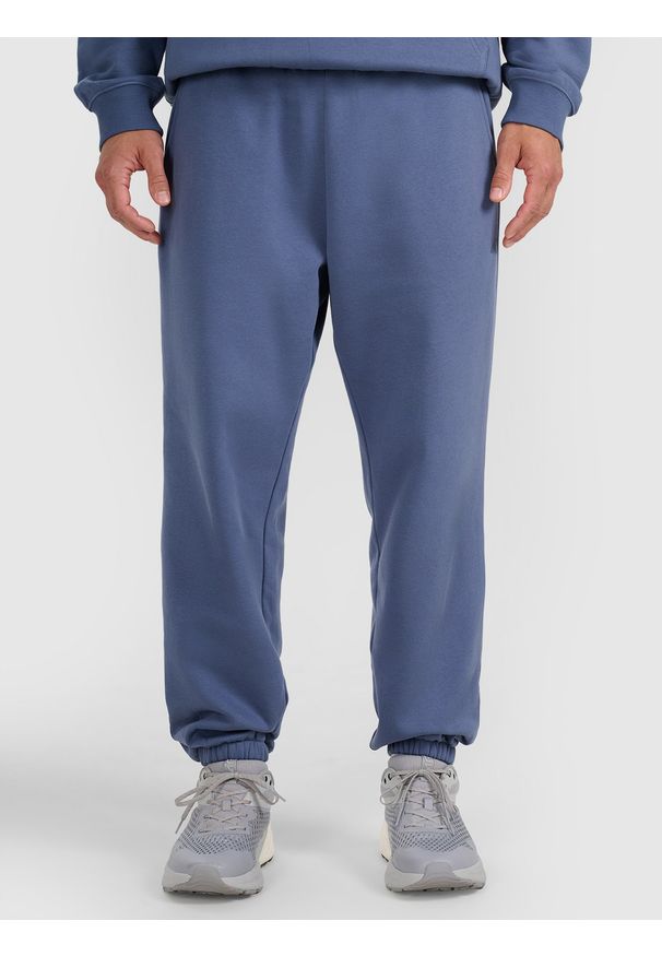 4f - 4F Spodnie dresowe joggery męskie - niebieskie 3XL. Kolor: niebieski. Materiał: dresówka. Wzór: gładki, ze splotem